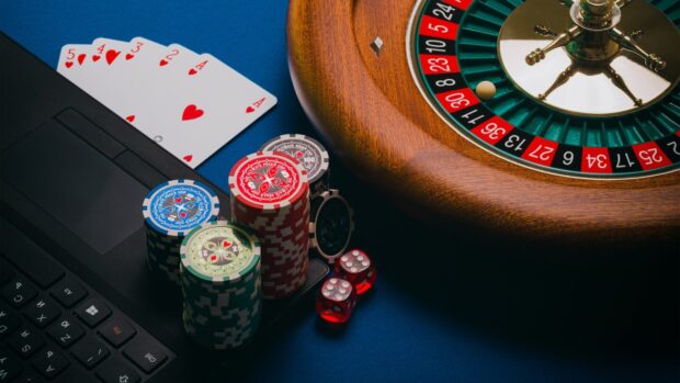 What Are The Pros And Cons Of Playing Poker Using Digital Currencies